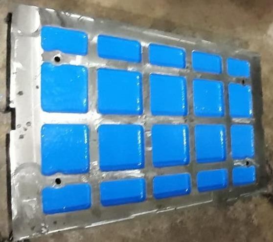 Roller mill cell wear liner
